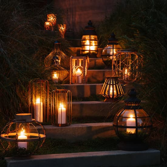 Arredare con le lanterne  Outdoor hanging lanterns, Floor lanterns,  Hallway decorating